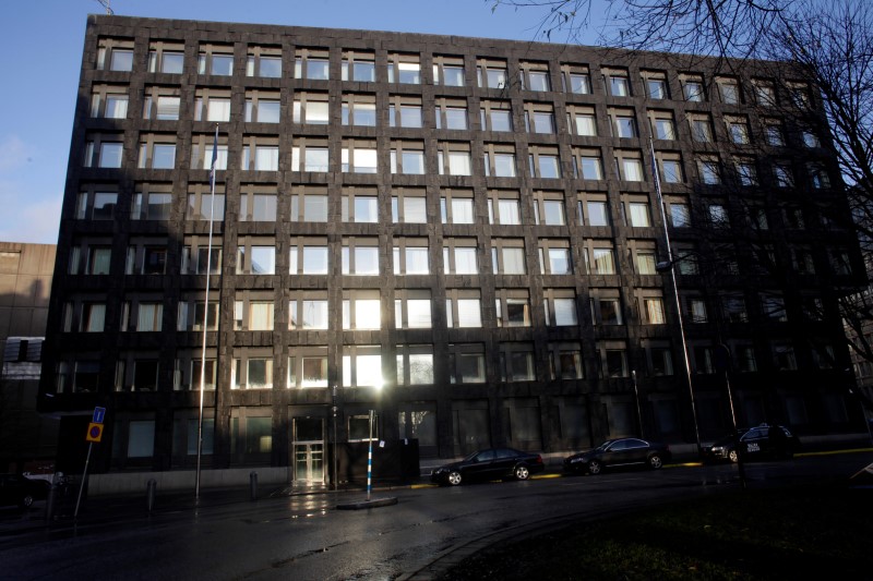 © Reuters. Banco central sueco sorprende al mantener tipos, amplía compra de bonos