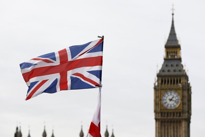 © Reuters. A Union Jack flags flies opposite Big Ben and the Houses of Parliament in central London