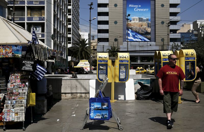 © Reuters. Man makes his way on Omonia square in Athens 