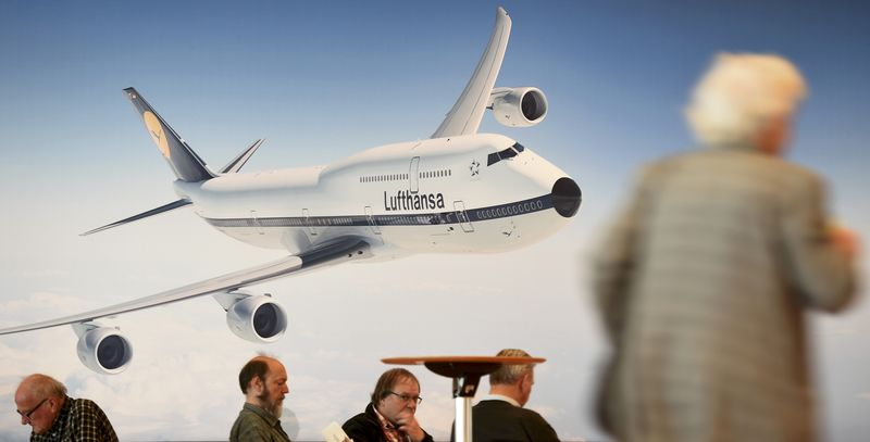 © Reuters. Lufthansa shareholders wait for the start of the annual shareholders meeting in Hamburg