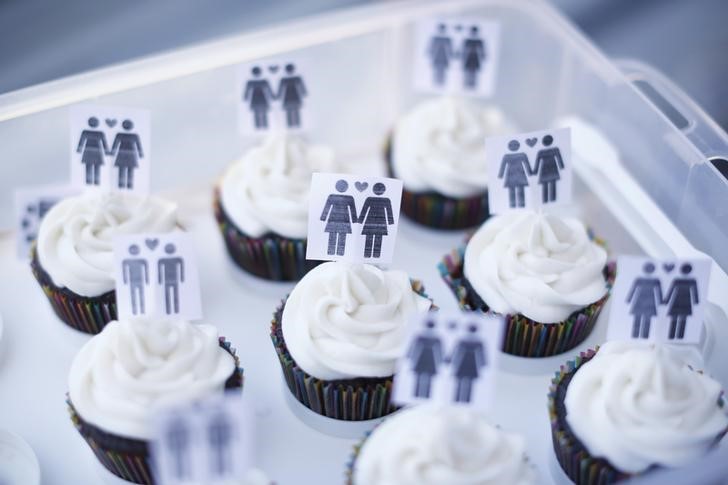 © Reuters. A box of cupcakes are seen topped with icons of same-sex couples at City Hall in San Francisco