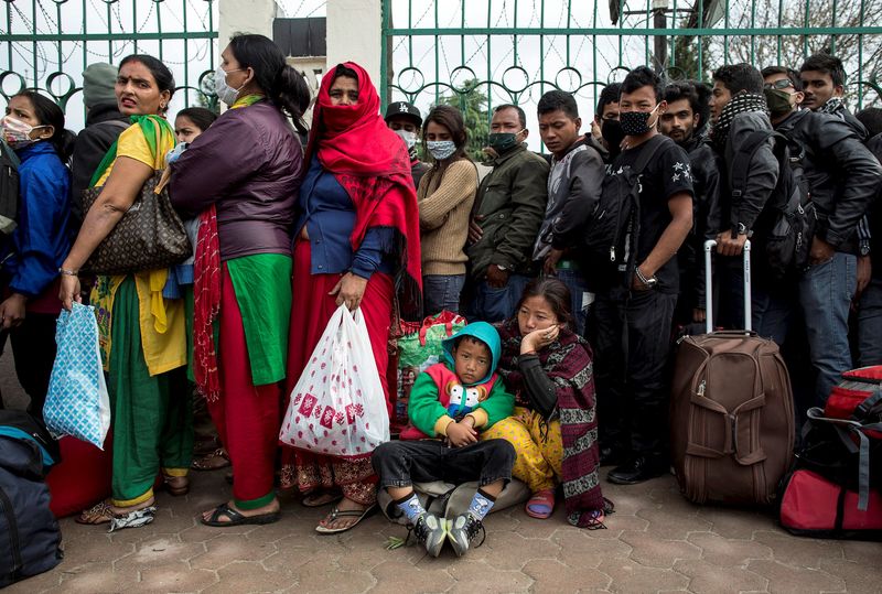 © Reuters. Pessoas esperando ônibus para deixar Katmandu, no Nepal