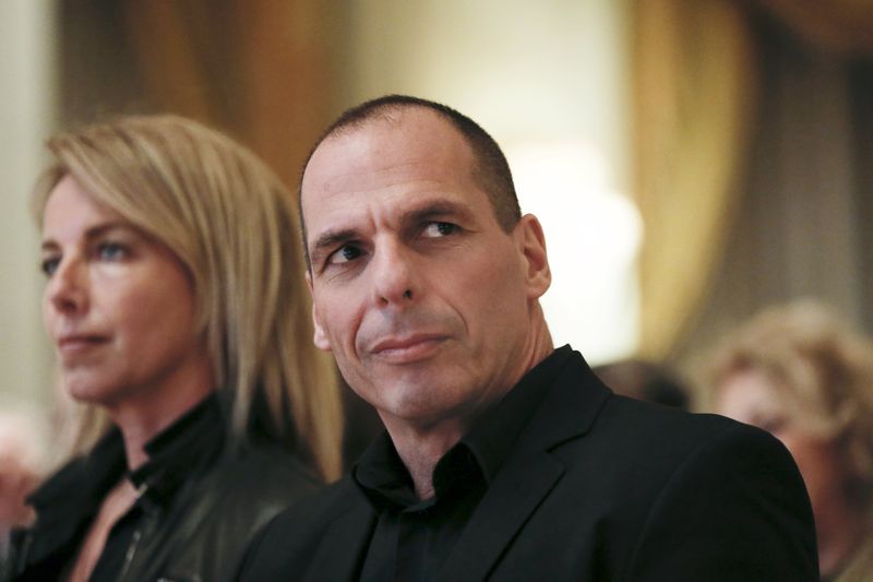 © Reuters. Ministro das Finanças da Grécia, Yanis Varoufakis, e sua mulher, Danae, durante conferência em Atenas, em foto de arquivo