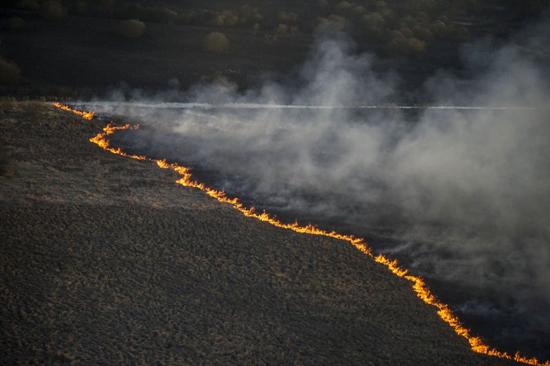 © Reuters. Vista aérea do incêndio florestal no norte da Ucrânia