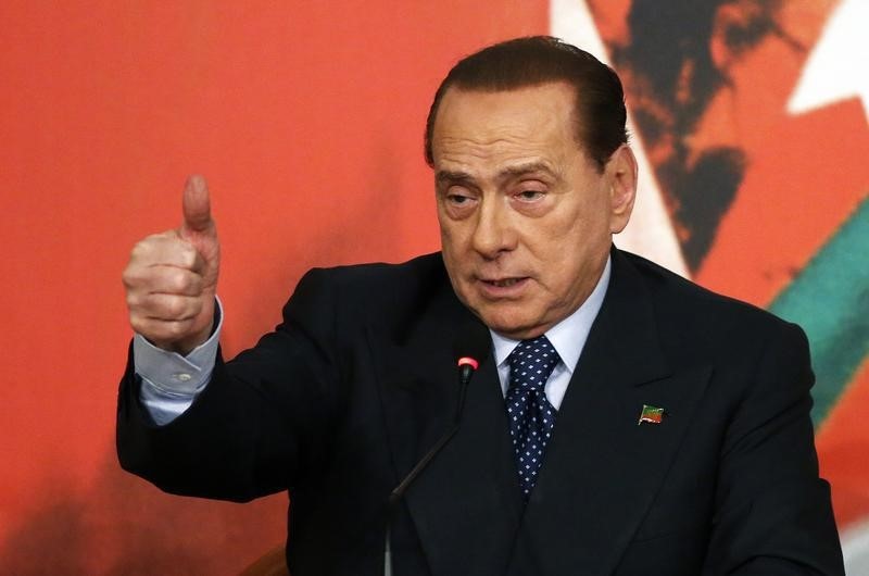 © Reuters. Former Italian Prime Minister Silvio Berlusconi gestures during a meeting in Rome