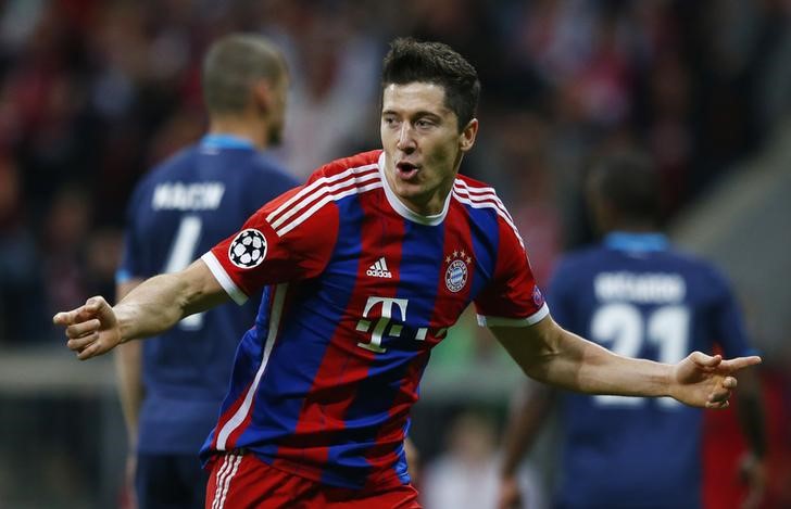 © Reuters. Camisa da Adidas do Bayern de Munique no jogador Robert Lewandowski durante partida da Liga dos Campeões