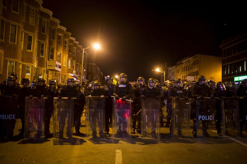 © Reuters. Tropa de choque da Polícia durante toque de recolher em Baltimore