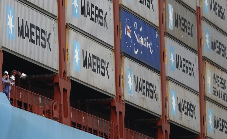 © Reuters. Tripulação de um navio cargueiro da Maersk, em foto de arquivo