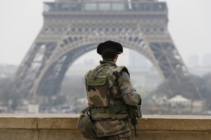 © Reuters. Soldado francês patrulhando perto da Torre Eiffel, em Paris 