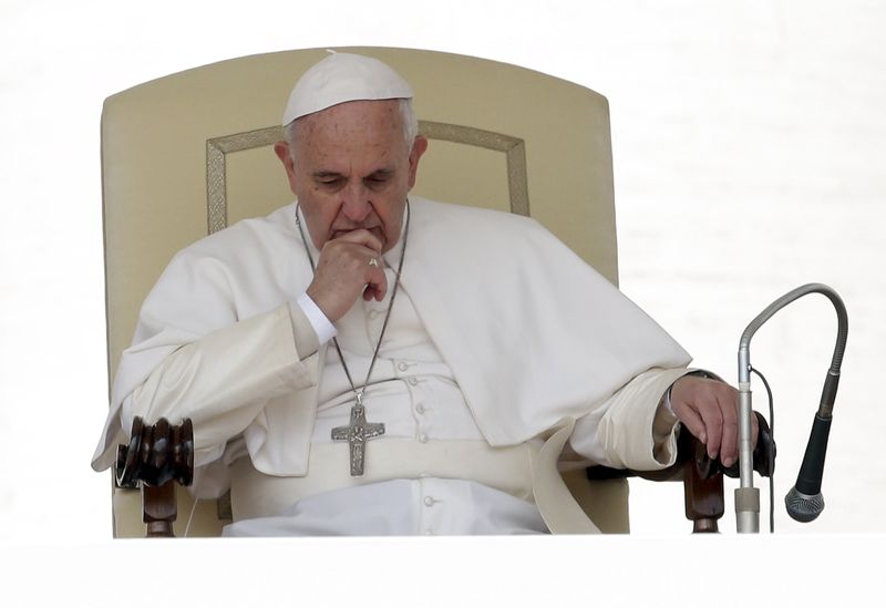 © Reuters. Pope Francis attends the weekly audience in Saint Peter's Square at the Vatican