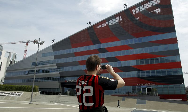 © Reuters. Torcedor do Milan tira foto de loja do clube em Milão