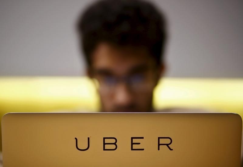 © Reuters. Employee works inside the office of U.S. online cab-hailing company Uber on the outskirts of New Delhi