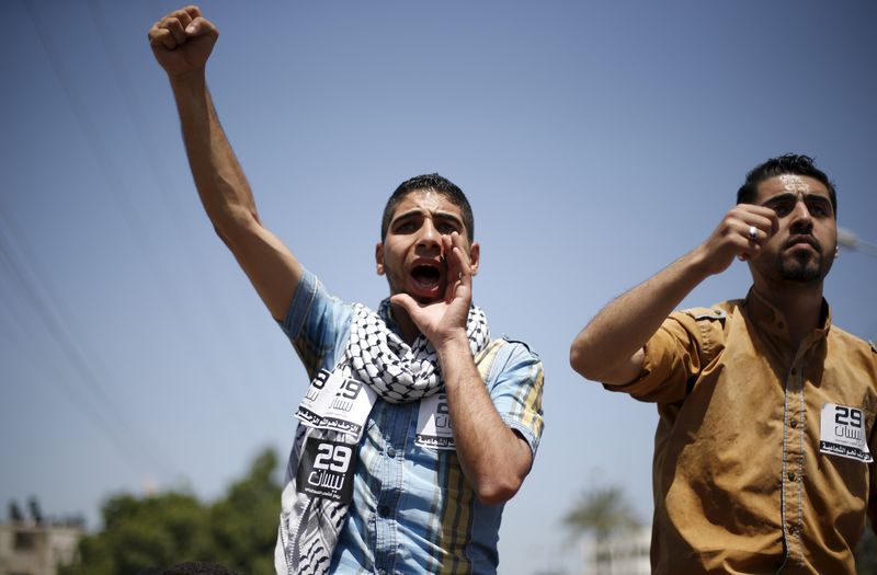 © Reuters. Manifestantes palestinos gritam palavras de ordem em protesto pelo fim das divisões políticas entre líderes palestinos na Cidade de Gaza