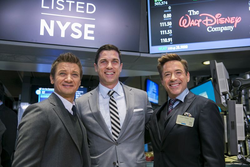 © Reuters. Actors Robert Downey Jr. (R) and Jeremy Renner (L) pose with NYSE President Thomas Farley after ringing the opening bell of the New York Stock Exchange to promote the film Avengers: Age of Ultron in New York 