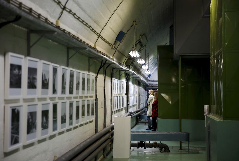 © Reuters. Visitantes observam instalação artística em bunker na Bósnia