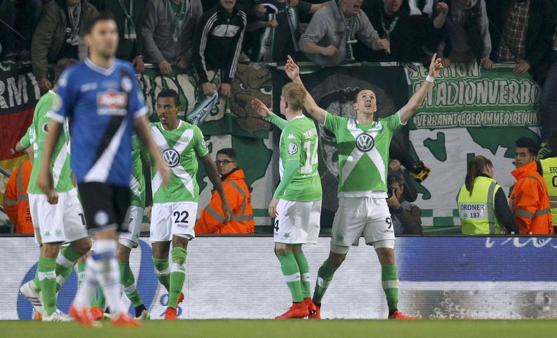 © Reuters. VfL Wolfsburg's Gustavo De Bruyne and Perisic celebrate goal against Arminia Bielefeld in German Cup semi-final soccer match in Bielefeld