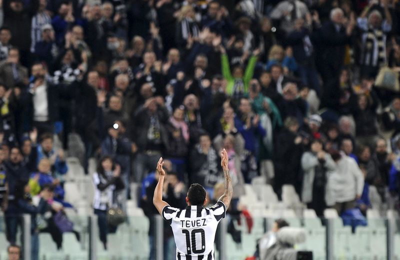 © Reuters. Juventus' Carlos Tevez celebrates after scoring against Fiorentina during Italian Serie A soccer match in Turin