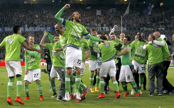 © Reuters. Jogadores do Wolfsburg comemoram vitória sobre o Arminia Bielefeld nas semifinais da Copa da Alemanha