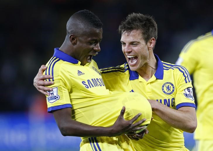 © Reuters. Ramires (esquerda), do Chelsea, comemora gol marcado pelo Chelsea contra o Leicester City pelo Campeonato Inglês