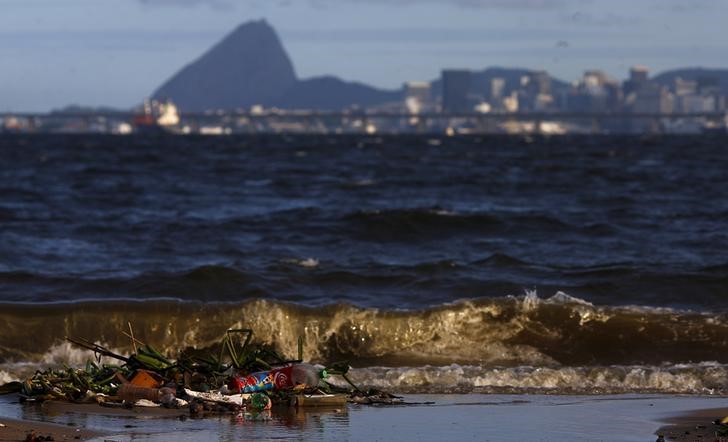 © Reuters. Lixo na praia da Bica, às margens da Baía de Guanabara 