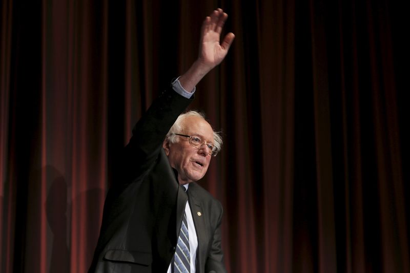 © Reuters. U.S. Senator Bernie Sanders (D-VT) waves to the audience before speaking at the opening of the 2015 National Action Network Convention in New York City