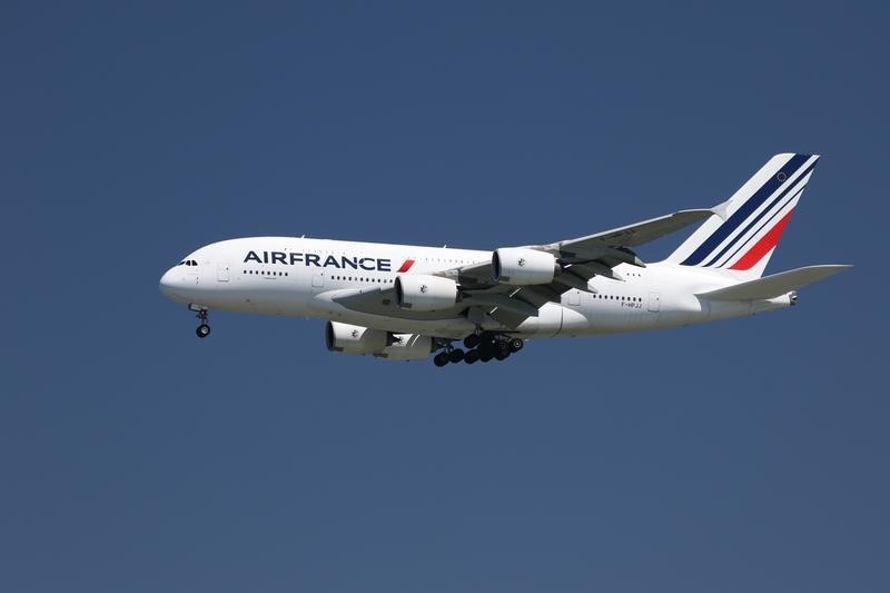 © Reuters. An Air France Airbus A380-800, with Tail Number F-HPJJ, lands at San Francisco International Airport, San Francisco