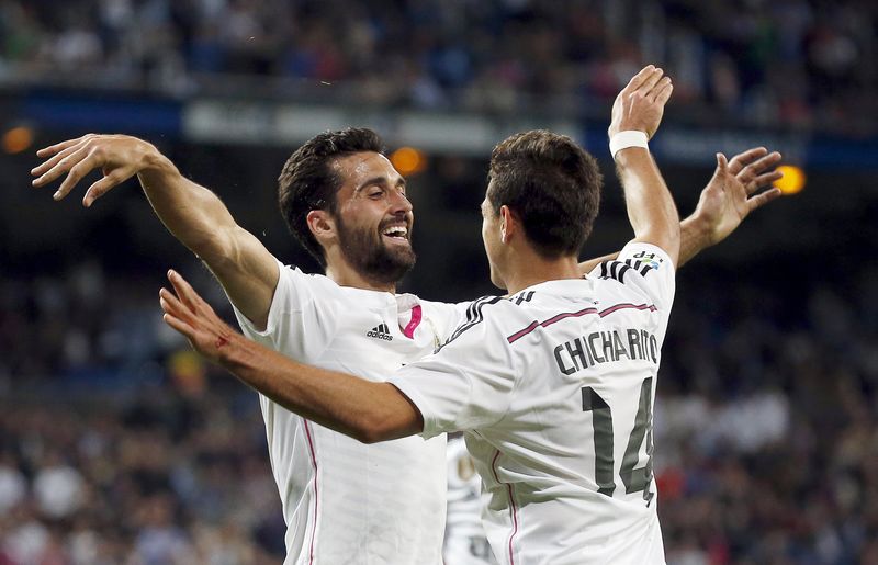 © Reuters. El centrocampista del Real Madrid Alvaro Arbeloa (I)  celebra junto a Javier "Chicharito" Hernández tras marcar un gol el miércoles en el triunfo de su equipo