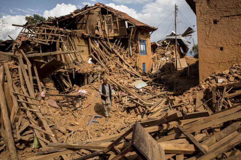 © Reuters. La lluvia dificulta las labores de rescate en Nepal, muertos llegan a 5.489