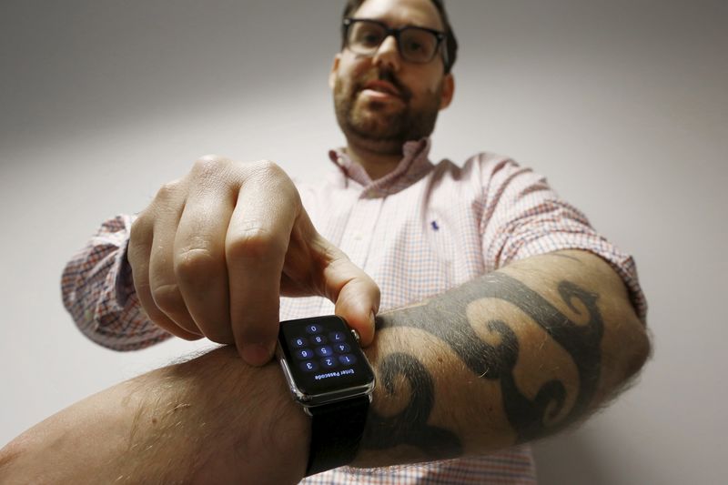 © Reuters. Reuters journalist Matt Siegel inputs his passcode onto his Apple Watch as his tattoos prevent the device's sensors from correctly detecting his skin, in Sydney