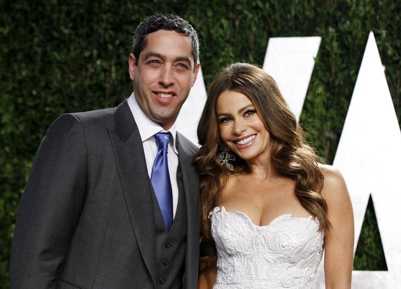 © Reuters. Actress Sofia Vergara and Nick Loeb arrive at the 2012 Vanity Fair Oscar party in West Hollywood