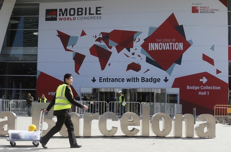 © Reuters. AUn lavoratore davanti alla sede del Mobile World Congress di Barcellona