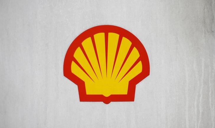 © Reuters. Логотип Shell на заправке компании в Лондоне