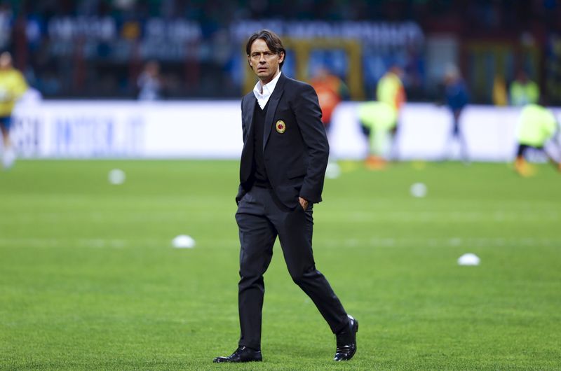 © Reuters. AC Milan's coach Filippo Inzaghi walks on the pitch before their Italian Serie A soccer match against Inter Milan at San Siro stadium in Milan