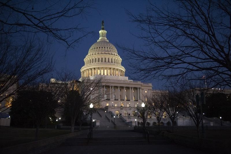 © Reuters. Darkness sets in over the U.S. Capitol building hours before U.S. President Obama is set to deliver his State of the Union address to a joint session of Congress on Capitol Hill in Washington