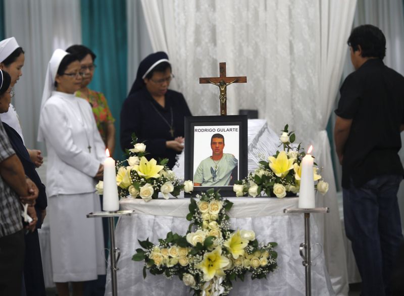 © Reuters. Freiras rezando do lado do caixão de Rodrigo Gularte em Jacarta, na Indonésia