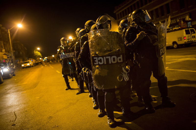 © Reuters. Policiais na Avenida Pennsylvania, em Baltimore, durante protesto 