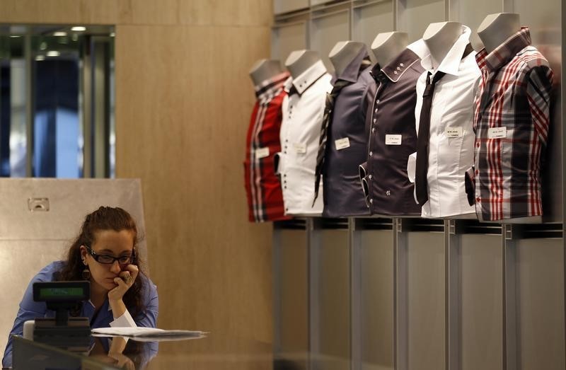 © Reuters. Shop assistant is seen in a shop downtown in Rome