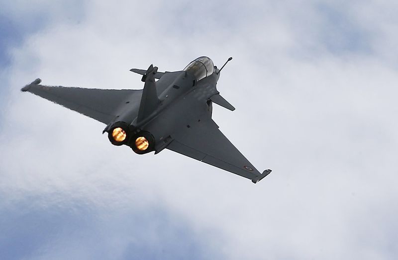 © Reuters. File photo of a Rafale fighter jet flying over the factory of French aircraft manufacturer Dassault Aviation in Merignac near Bordeaux