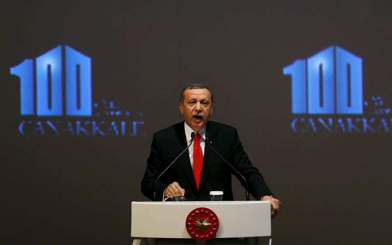 © Reuters. Turkey's President Erdogan makes a speech during a Peace Summit ahead of the 100th anniversary of the Battle of Gallipoli, in Istanbul