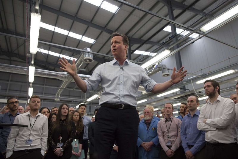 © Reuters. Los conservadores británicos lideran encuestas electorales por cinco puntos