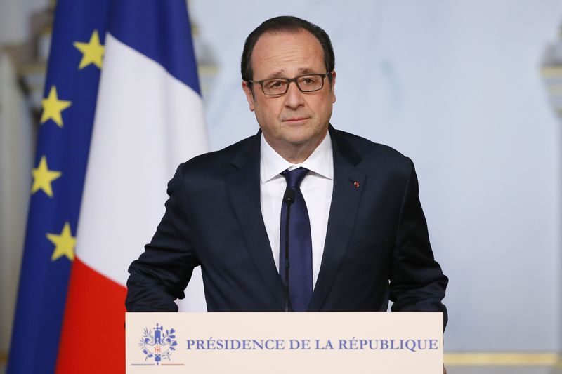 © Reuters. French President Francois Hollande delivers a speech after a defence council meeting at the Elysee Palace in Paris