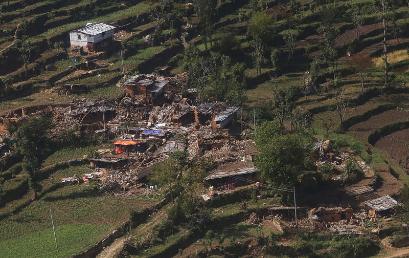 © Reuters. نيبالي ينجو من الزلزال بعد ثلاثة أيام لكنه يفضل الموت على الفقر