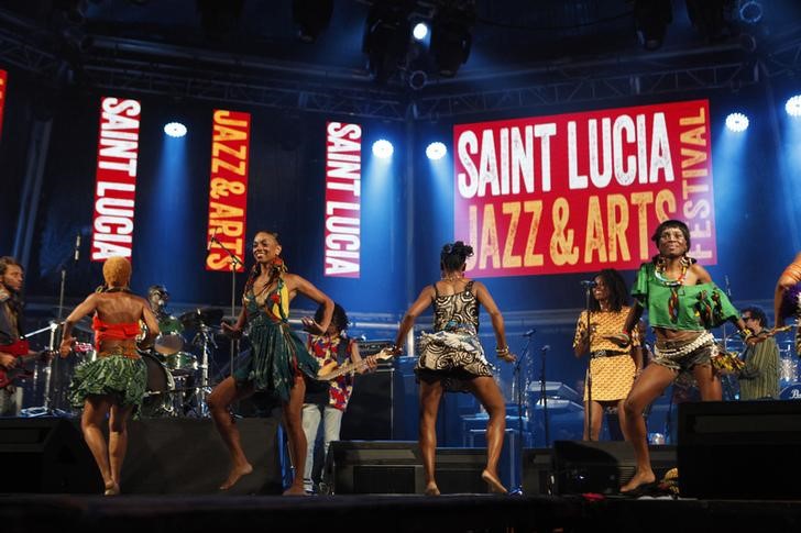 © Reuters. Dançarinas em show da banda do nigeriano Tony Allen no St Lucia Jazz and Arts Festival