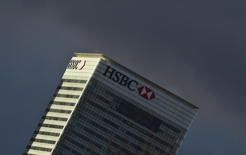 © Reuters. Clouds hang over the HSBC headquarters at Canary Wharf in London