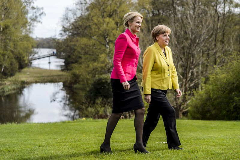 © Reuters. German Chancellor Merkel walks with Denmark's PM Thorning-Schmidt at the Marienborg in Lyngby