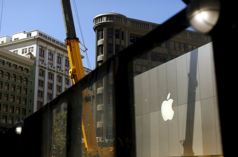 © Reuters. Apple e IBM anuncian asociación con Japan Post para mejorar el cuidado de ancianos