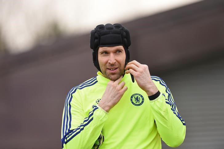 © Reuters. Petr Cech durante treino do Chelsea 