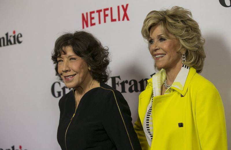 © Reuters. Lily Tomlin (E) e Jane Fonda em Los Angeles