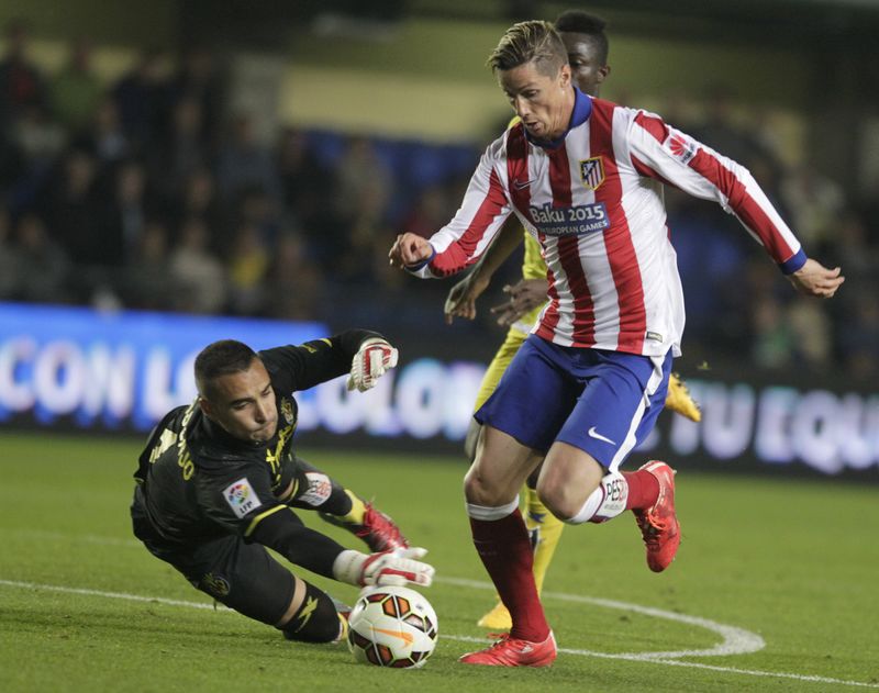 © Reuters. Asenjo, el portero del Villarreal, de baja seis meses por una lesión de rodilla