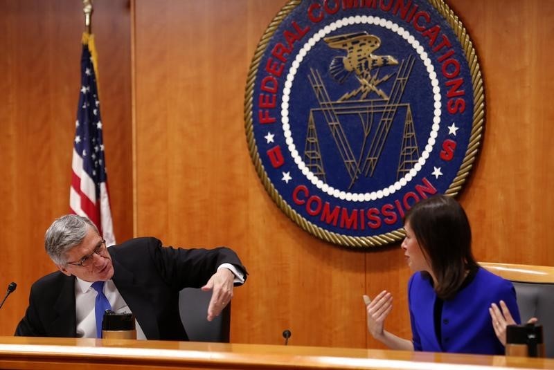 © Reuters. Federal Communications Commission Chairman Tom Wheeler and commissioner Jessica Rosenworcel talk at the FCC Net Neutrality hearing in Washington